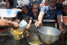 Palestínčania čakajúci na humanitárnu pomoc. FOTO: REUTERS