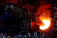 Oceľový šrot sa v najväčšej nemeckej oceliarni priemyselného konglomerátu ThyssenKrupp AG plní do konvertora na jeho rafináciu so surovým železom na oceľ. FOTO: Reuters