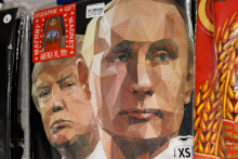 Tričká s obrázkami ruského prezidenta Vladimira Putina a amerického prezidenta Donalda Trumpa sú vystavené na predaj v obchode so suvenírmi v centre Moskvy v Rusku. FOTO: Reuters