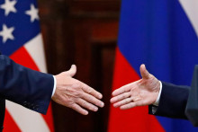 Na archívnej snímke zo 16. júla 2018 zľava americký prezident Donald Trump a ruský prezident Vladimir Putin si podávajú ruky na záver tlačovej konferencie v Helsinkách. FOTO: TASR/AP