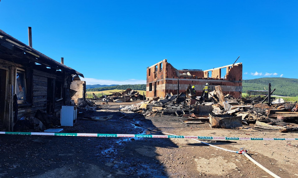 Hasiči na zhorenisku v rómskej osade v Spišskom Štiavniku v okrese Poprad. FOTO: TASR/Adriána Hudecová