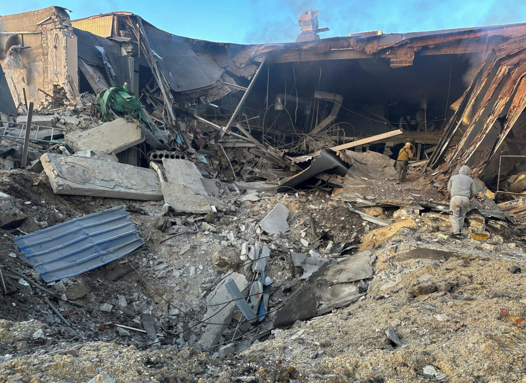 Archívna snímka zničenej ukrajinskej fabriky z apríla 2025. FOTO: REUTERS