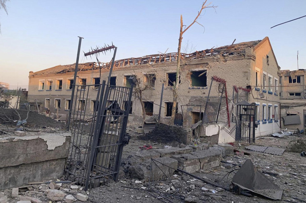 Materiálne škody na budove väznice po raketovom útoku ruskej armády na dedinu Bilenke v Záporožskej oblasti na juhu Ukrajiny. FOTO: TASR/AP