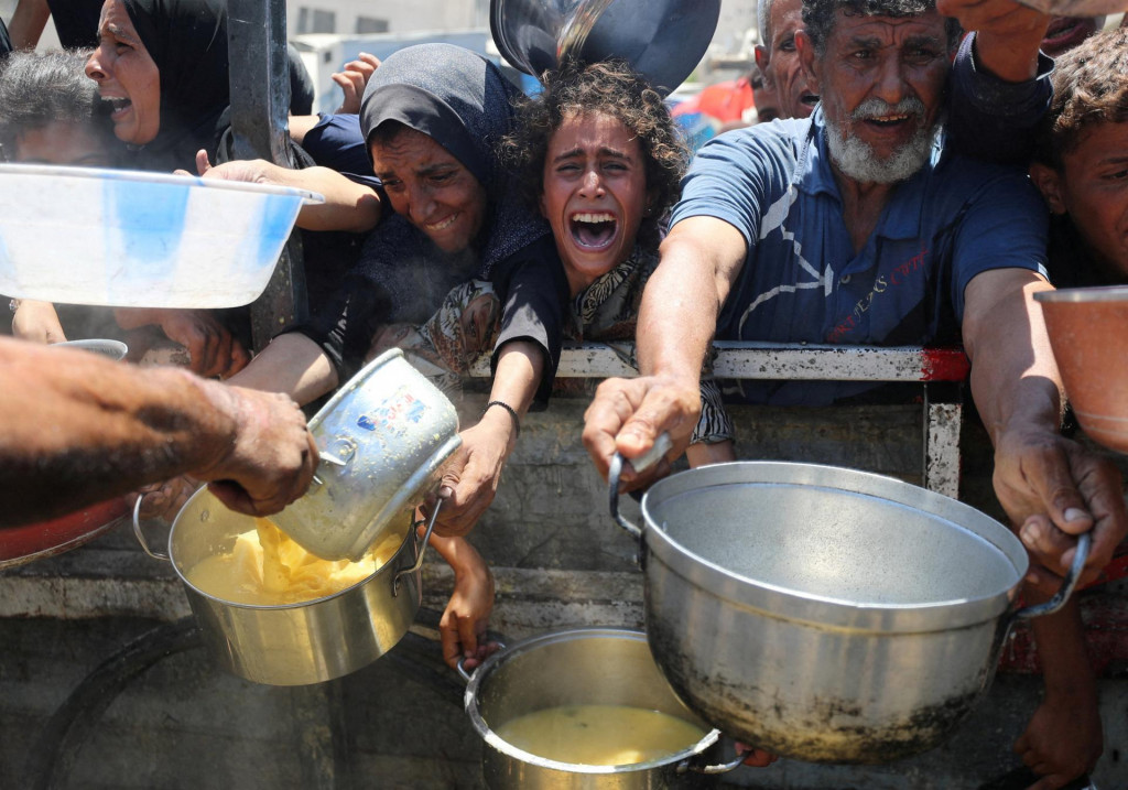 Palestínčania čakajúci na humanitárnu pomoc. FOTO: REUTERS