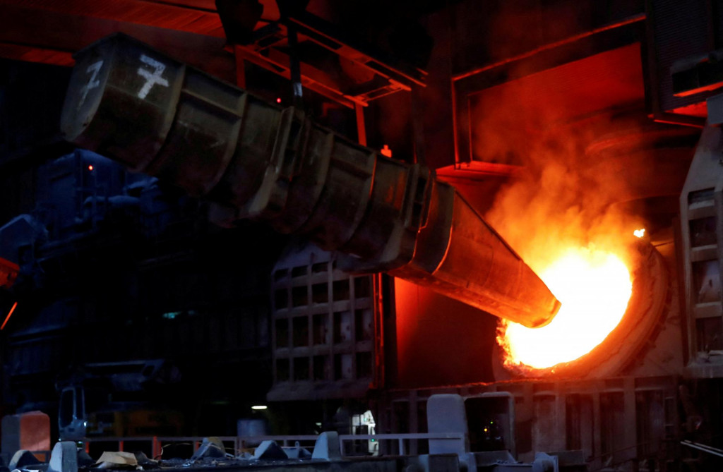 Oceľový šrot sa v najväčšej nemeckej oceliarni priemyselného konglomerátu ThyssenKrupp AG plní do konvertora na jeho rafináciu so surovým železom na oceľ. FOTO: Reuters
