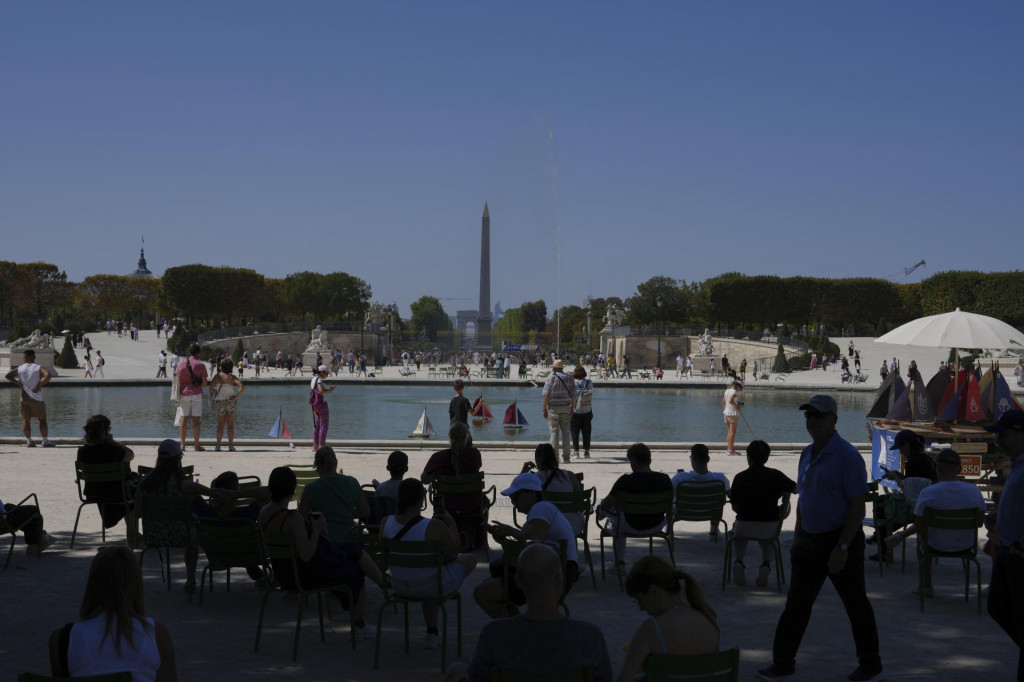 Paríž sužujú extrémne horúčavy. FOTO: TASR/AP