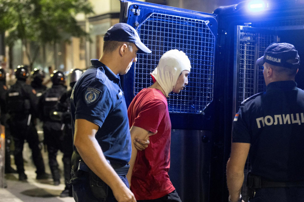 K zrážkam protestujúcich s políciou a stúpencami vlády došlo v mnohých veľkých aj malých mestách Srbska. FOTO: REUTERS