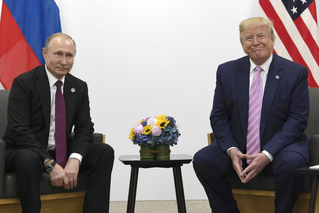 Na archívnej snímke z 28. júna 2019 prezident USA Donald Trump a ruský prezident Vladimir Putin pózujú počas ich stretnutia v rámci samitu G20 v Osake. FOTO: TASR/AP