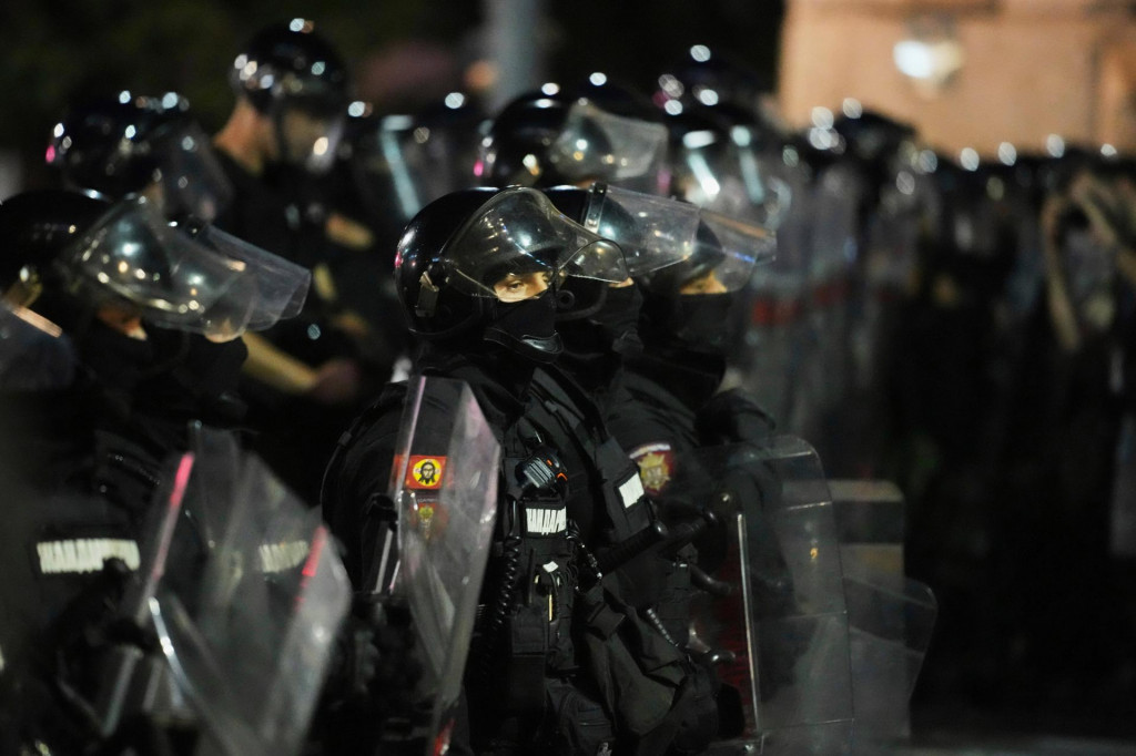 Srbská polícia oddeľuje odporcov a stúpencov Vučičovej vlády počas protestu v Belehrade v stredu 13. augusta 2025. FOTO: TASR/AP