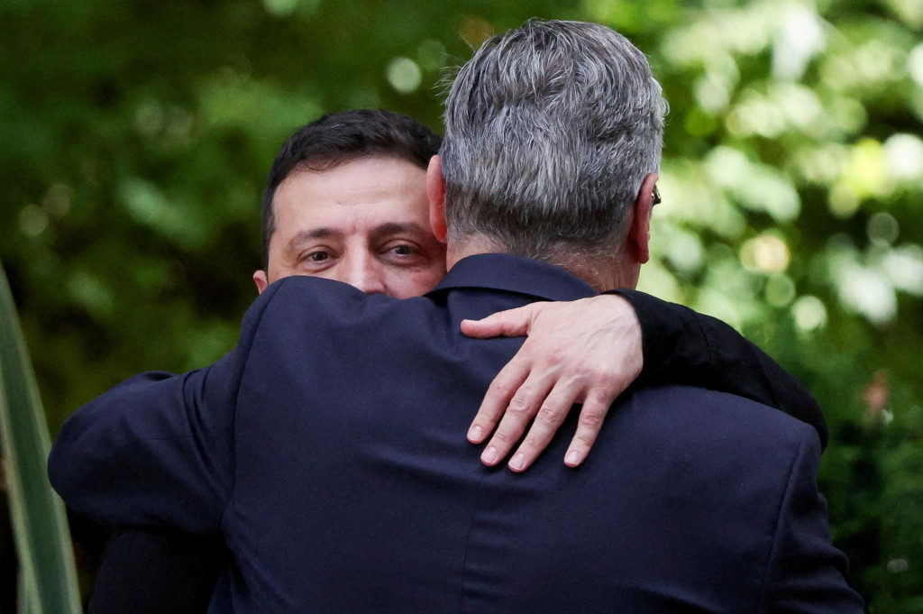 Keir Starmer dnes privítal Volodymyra Zelenského objatím. FOTO: REUTERS