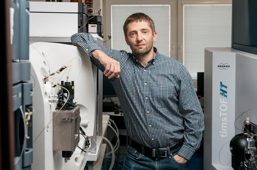 Zdeněk Kameník je vedúci laboratória antibiotickej rezistencie a mikrobiálnej metabolomiky v Mikrobiologickom ústave Akadémie vied ČR.