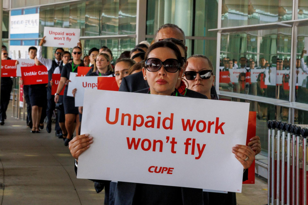 Letušky spoločnosti Air Canada, zastúpené Kanadským zväzom verejných zamestnancov, usporiadali demonštráciu na jednom zo štyroch letísk pred medzinárodným letiskom Toronto Pearson v Mississauge v Ontáriu, aby zdôraznili svoje mzdové požiadavky v rámci zmluvných rokovaní s najväčšou kanadskou leteckou spoločnosťou. FOTO: Reuters