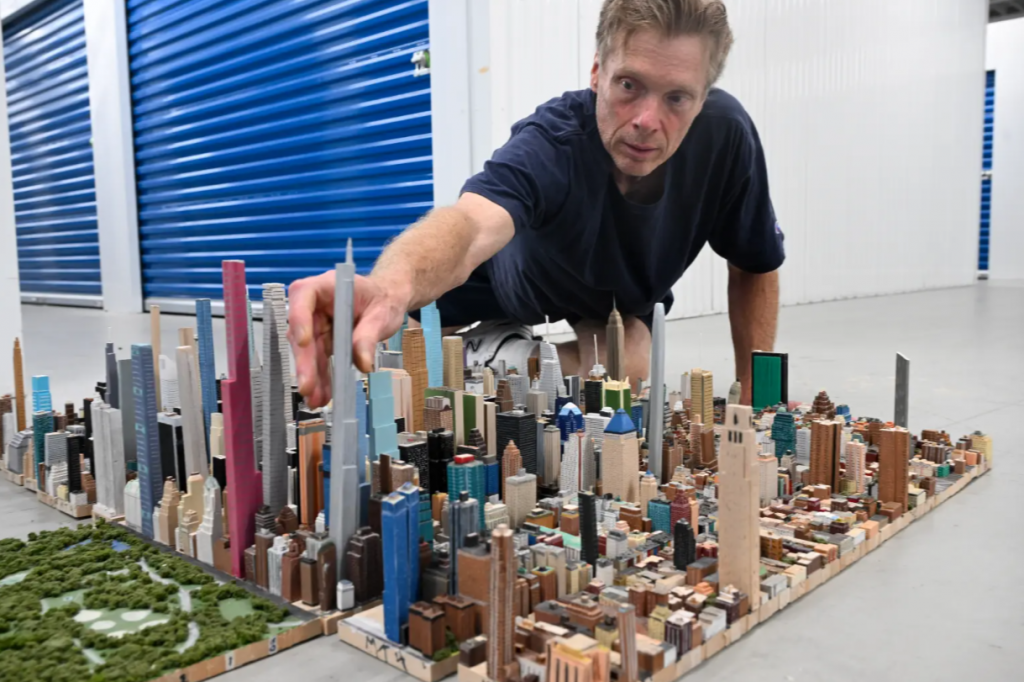 Macken tvrdí, že na materiál na tento zložitý model minul medzi 20 000 a 40 000 dolárov.