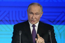 Ruský prezident Vladimir Putin hovorí počas obchodného fóra BRICS v Moskve v roku 2024. FOTO: TASR/AP