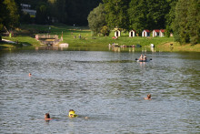 Na snímke ľudia sa kúpu a člnkujú na vodnej nadrži Stará Myjava
