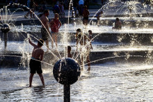 Deti si užívajú letný prázdninový podvečer vo fontáne Družba na Námestí slobody v Bratislave. FOTO: TASR/Dano Veselský
