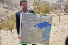 Izraelský krajne pravicový minister financií Becalel Smotrič drží mapu, ktorá zobrazuje výstavbu novej štvrte osady Ma‘ale Adumim v takzvanej zóne E1 počas tlačovej konferenciu neďaleko osady Ma‘ale Adumim. FOTO: TASR/AP