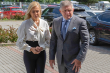 Ministerka hospodárstva Denisa Saková a premiér Robert Fico. FOTO: TASR/Martin Baumann