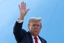 Americký prezident Donald Trump nastupuje do lietadla Air Force One pri odlete na Aljašku, kde sa má stretnúť s ruským prezidentom Vladimirom Putinom. FOTO: Reuters