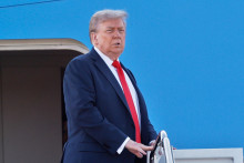 Americký prezident Donald Trump nastupuje do lietadla Air Force One na Andrewsovej vojenskej základni v piatok 15. augusta 2025. FOTO: TASR/AP