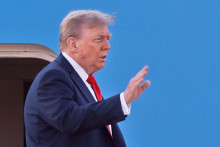 Americký prezident Donald Trump nastupuje do lietadla Air Force One na Andrewsovej vojenskej základni. FOTO: TASR/AP