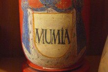 Dlhá história šarlatánskeho prípravku. Táto fľaštička na látku mumia je z osemnásteho storočia.