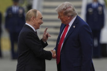 Americký prezident Donald Trump a ruský prezident Vladimir Putin sa zdravia na vojenskej základni Elmendorf-Richardson v Anchorage na Aljaške. FOTO: TASR/AP