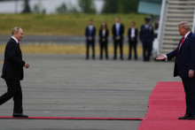 Americký prezident Donald Trump a ruský prezident Vladimir Putin sa zdravia na vojenskej základni Elmendorf-Richardson v Anchorage na Aljaške. FOTO: TASR/AP