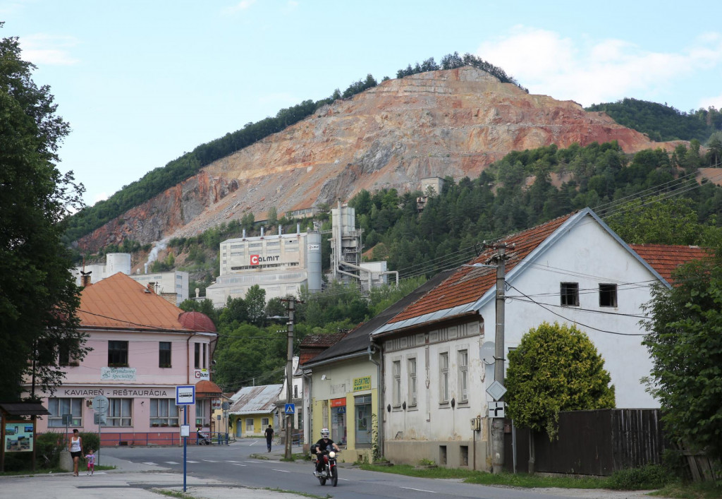 Na snímke je Tisovec v okrese Rimavská Sobota. Byty tam patria do desiatky najlacnejších miest na Slovensku.

FOTO: HN/Peter Mayer