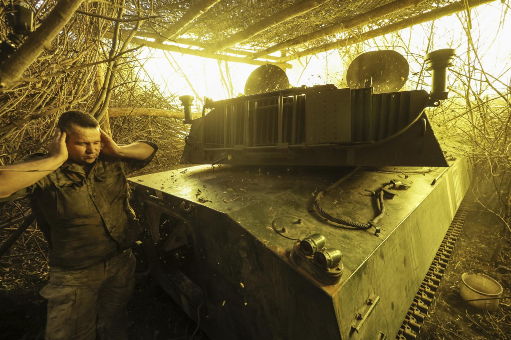 Vojak strieľa z húfnice na pozície ruskej armády v blízkosti mesta Časiv Jar v Doneckej oblasti na východe Ukrajiny. FOTO: TASR/AP
