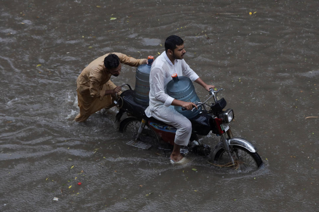 Zatopená ulica uprostred lejaku v pakistanskom meste Láhaur. FOTO: Reuters