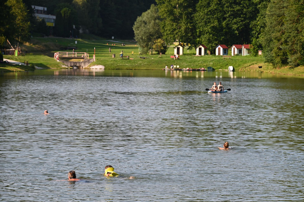 Na snímke ľudia sa kúpu a člnkujú na vodnej nadrži Stará Myjava