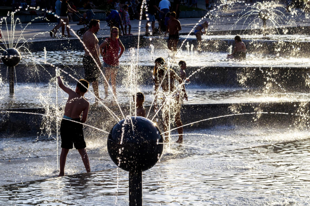 Deti si užívajú letný prázdninový podvečer vo fontáne Družba na Námestí slobody v Bratislave. FOTO: TASR/Dano Veselský