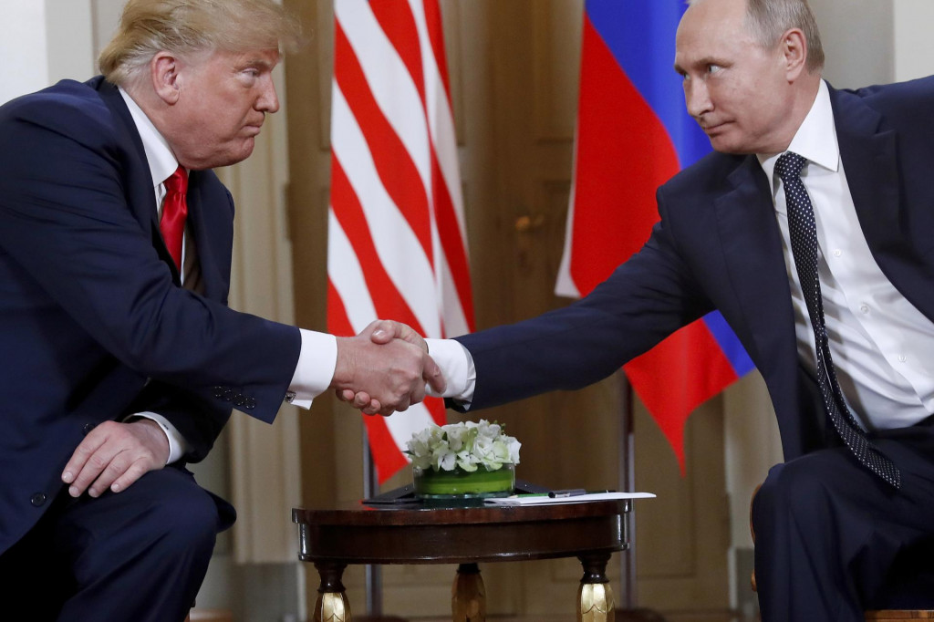 Na archívnej snímke americký prezident Donald Truma jeho ruský náprotivok Vladimir Putin si podávajú ruky na stretnutí v Helsinkách. FOTO: TASR/AP