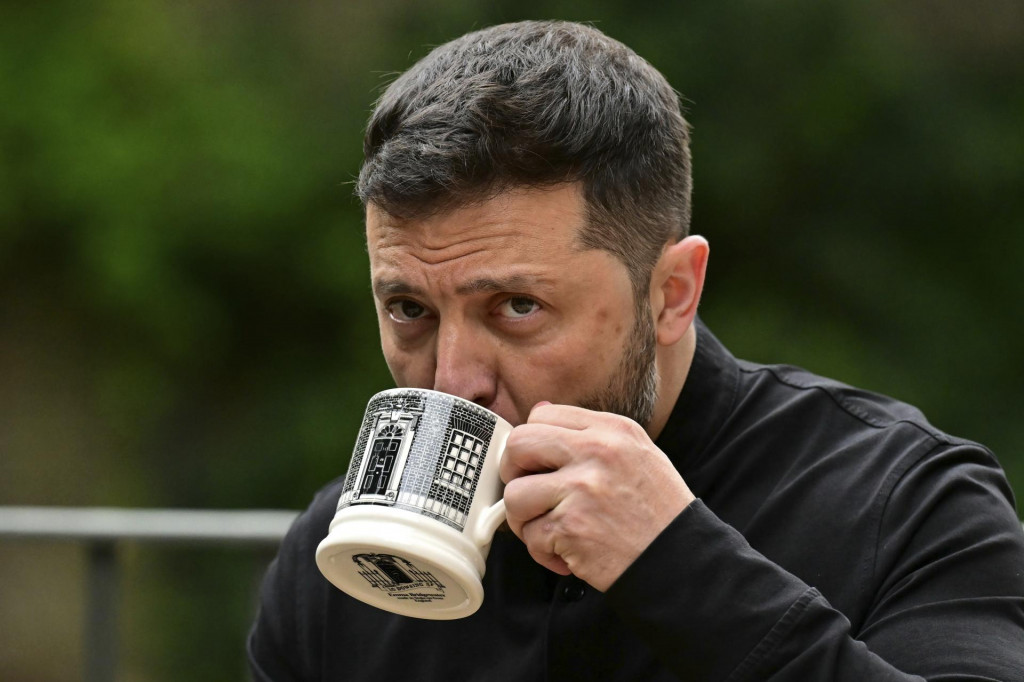 Ukrajinský prezident Volodymyr Zelenskyj pije čaj počas stretnutia s britským premiérom Keirom Starmerom na Downing Street 10 v Londýne vo štvrtok 14. augusta 2025. FOTO: TASR/AP