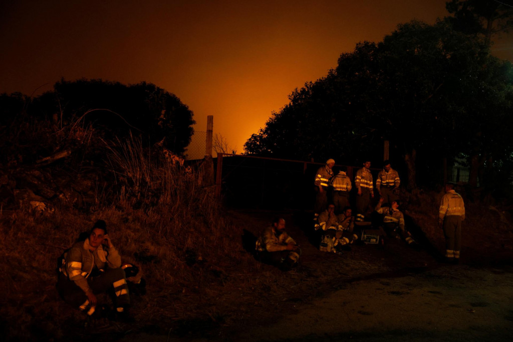 Hasiči počas zásahu proti lesnému požiaru, ktorý sa blíži k Villanueva de la Sierra v provincii Zamora v Španielsku. FOTO: Reuters