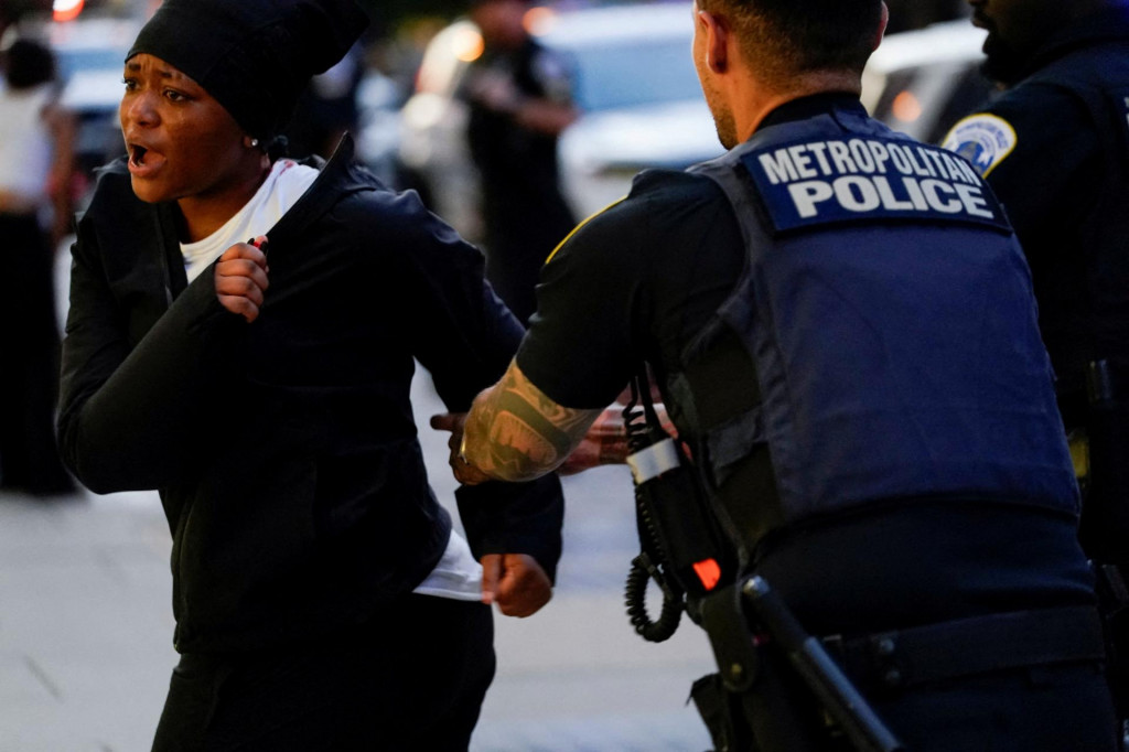 Metropolitná polícia v Washingtone zadržala osobu po hádke medzi členmi verejnosti, ktorá nasledovala po oznámení amerického prezidenta Donalda Trumpa o prevzatí metropolitnej polície federálnymi orgánmi. FOTO: Reuters