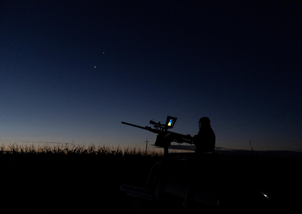 Ilustračná fotografia. Ukrajinský vojak z mobilnej protivzdušnej obrannej jednotky proti dronom počas nočnej služby v Černihivsku. FOTO: Reuters