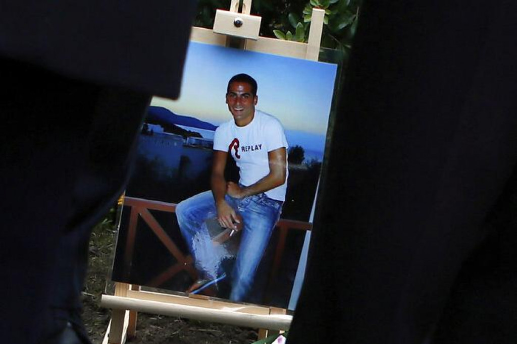 Na archívnej snímke fotografia zosnulého Ilana Halimiho sa nachádza na pietnom mieste počas spomienkovej ceremónie v meste Sainte-Genevieve-des-Bois na severe Francúzska. FOTO: TASR/AP