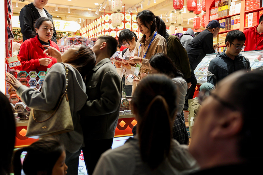 Medzimesačne maloobchodný predaj v júli klesol o 0,14 percenta, čo bolo menej než jeho zníženie o 0,26 percenta v júni. Za prvých sedem mesiacov roka sa maloobchodný predaj v Číne zvýšil o 4,8 percenta. FOTO: REUTERS