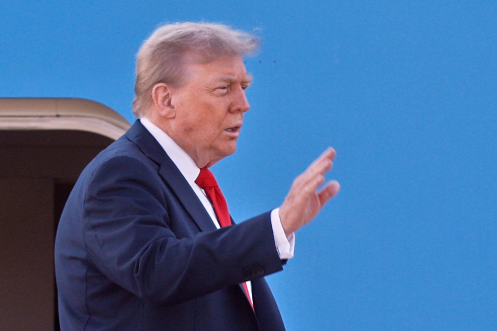 Americký prezident Donald Trump nastupuje do lietadla Air Force One na Andrewsovej vojenskej základni. FOTO: TASR/AP