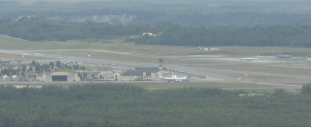 Lietadlo Air Force One pristálo na Aljaške. FOTO: AP