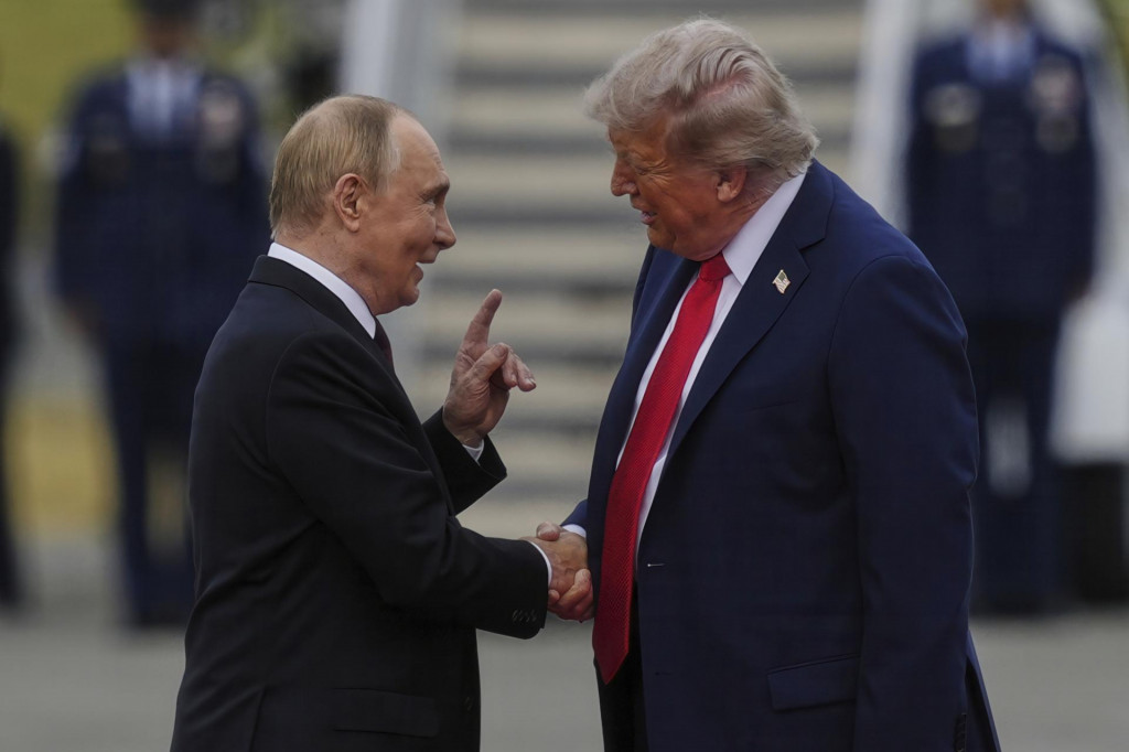 Americký prezident Donald Trump a ruský prezident Vladimir Putin sa zdravia na vojenskej základni Elmendorf-Richardson v Anchorage na Aljaške. FOTO: TASR/AP