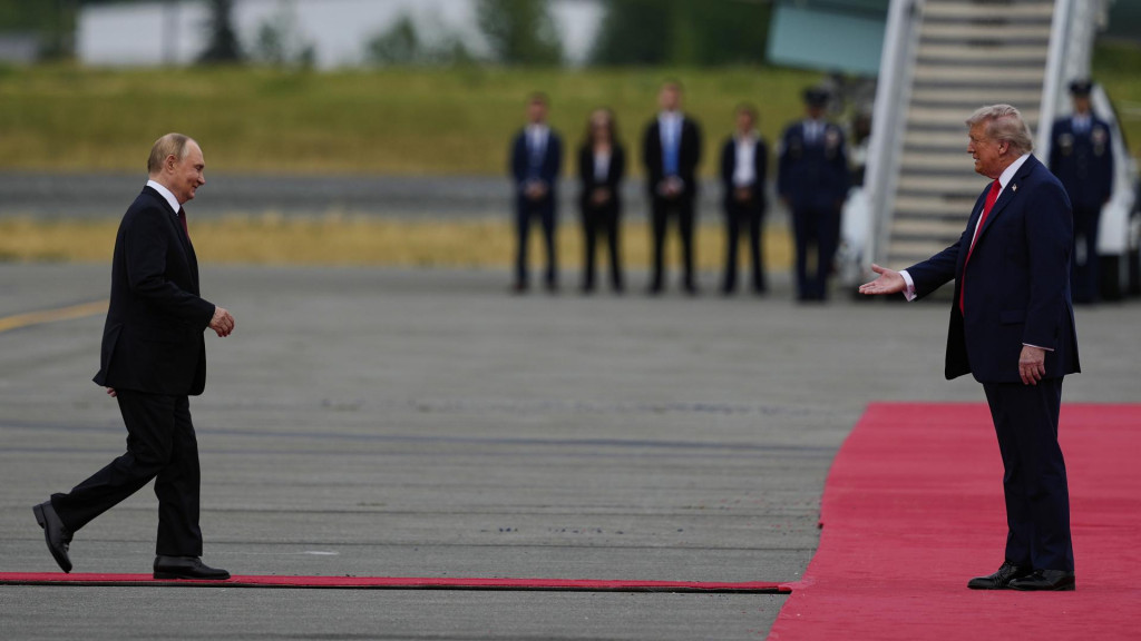 Americký prezident Donald Trump a ruský prezident Vladimir Putin sa zdravia na vojenskej základni Elmendorf-Richardson v Anchorage na Aljaške. FOTO: TASR/AP