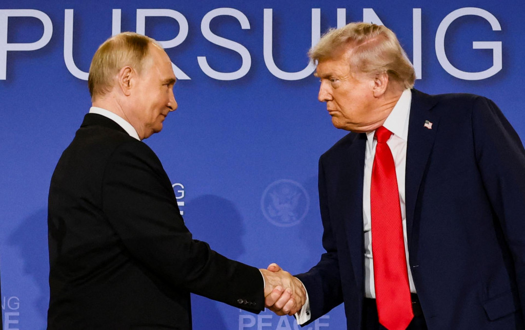 Samit na Alja&scaron;ke - Prezident Ruska Vladimir Putin a prezident USA Donald Trump rokovali o Ukrajine. FOTO: Reuters