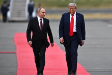 Americký prezident Donald Trump a ruský prezident Vladimir Putin kráčajú po červenom koberci v meste Anchorage na Aljaške. FOTO: Reuters