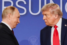 Americký prezident Donald Trump a jeho ruský náprotivok Vladimir Putin sa na mierovom samite na Aljaške na ničom nedohodli. Donald Trump prehral s Putinom na domácom ihrisku. FOTO: REUTERS