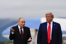 Americký prezident Donald Trump a ruský prezident Vladimir Putin sa zdravia na vojenskej základni Elmendorf-Richardson v Anchorage na Aljaške. FOTO: TASR/AP
