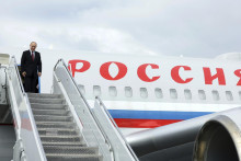 Ruský prezident Vladimir Putin stojí na schodíkoch do lietadla pred jeho odletom na vojenskej leteckej základni Elmendorf-Richardson v Anchorage na Aljaške. FOTO: TASR/AP
