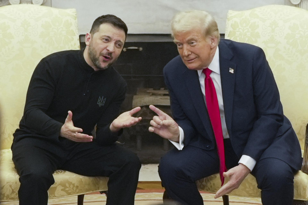 Na archívnej snímke z 28. februára 2025 americký prezident Donald Trump a ukrajinský prezident Volodymyr Zelenskyj počas stretnutia v Oválnej pracovni Bieleho domu vo Washingtone. FOTO: TASR/AP
